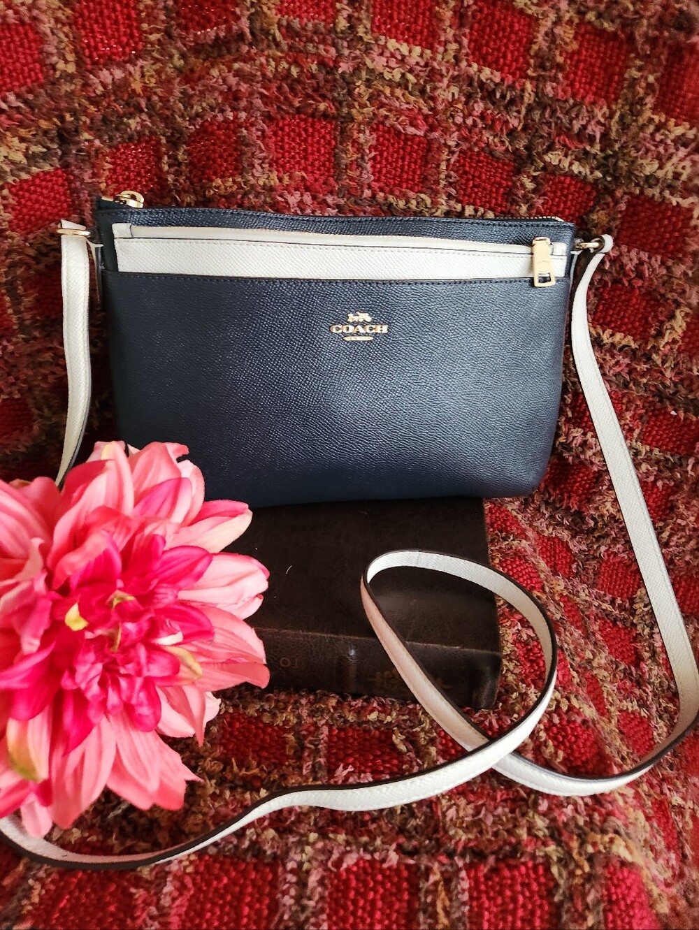⚓️⚓️COACH Navy and White Pebbled Leather Crossbody